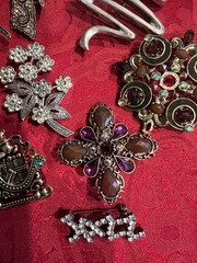 Lot Of 10 VTG Brooch’s. Various Colors & Styles