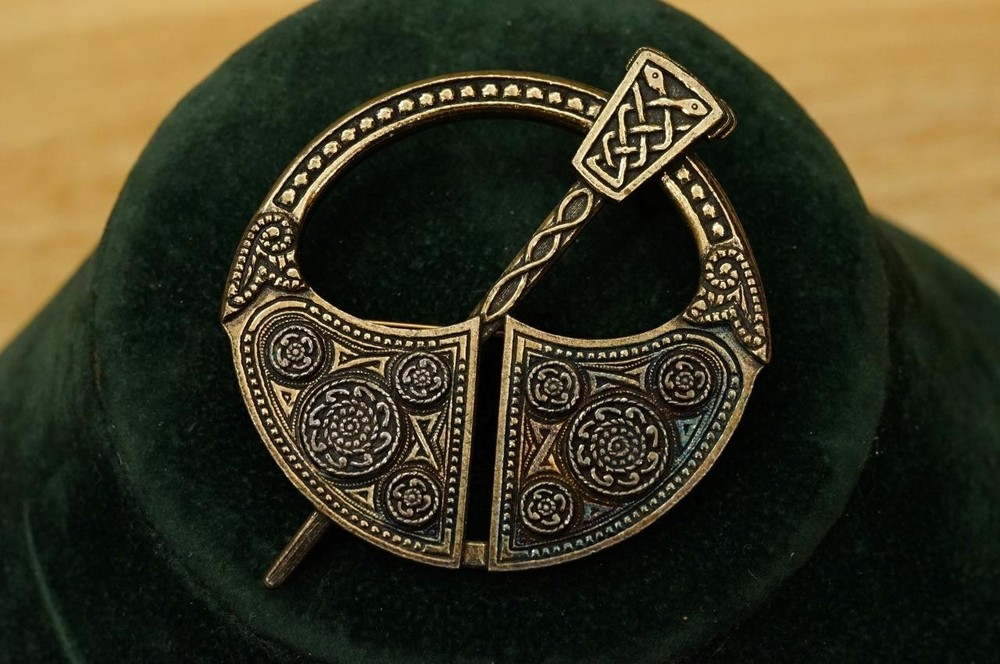 Vintage Costume Jewelry MIRACLE Celtic Viking Penannular Kilt Cloak Brooch Pin