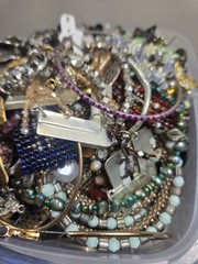 Vintage Lot COSTUME JEWELRY 2.9 Lbs All Wearable & Nice Earrings Brooch Necklace