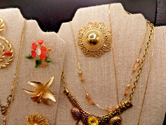 VINTAGE JEWELRY LOT Many Signed Necklaces Brooches Earrings & Bracelets (L2)