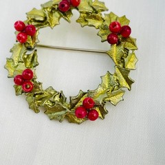 Vintage MMA Metropolitan Museum of Art Holiday Holly Wreath Brooch