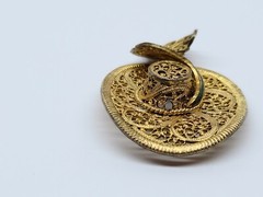 ANTIQUE GOLD TONE FILIGREE HAT WITH FEATHER BROOCH PENDANT PIN RARE
