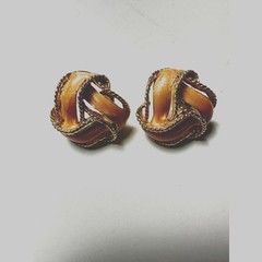 Vtg fashion old money Beige creamy gold neutral earrings post Stud semi formal