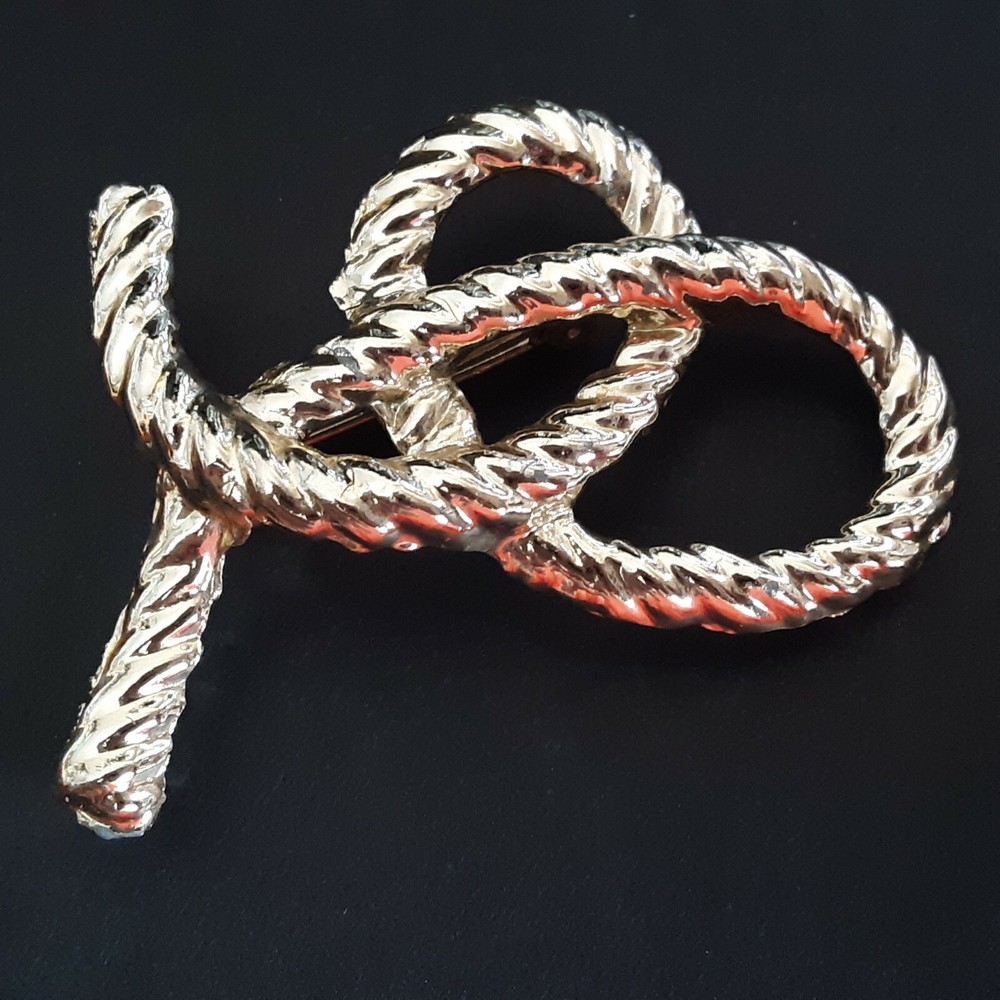 Vintage Womens Pin Brooch Golden Rope Approx 2.25 in Shiny Gold Tone Classic