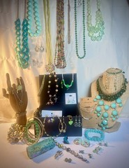 ☘️GREEN☘️Themed Lot-VTG to Mod Estate Jewelry Box 80+ Pieces/2.5+lbs