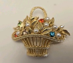 Vintage GERRY’S Signed Flower Basket Gold Tone Brooch Pin Faux Pearls & Gems