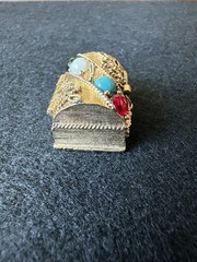 Vintage Avon 1974 Queen’s Ransom Treasure Chest Pill Box Pendant No Chain