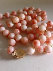 ESTATE ANGEL SKIN BLUSH CORAL 10 MM GOLD 26″ LONG 78 GR GOLD SPACERS NECKLACE