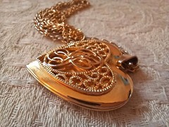 Vintage Heart Filigree Love Knot Necklace Locket 2″ Photo Charm Gold Metal 24″ C