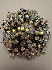 VTG POT METAL AURORA BOREALIS RHINESTONE 2.25” DIAMETER BROOCH PIN PENDANT
