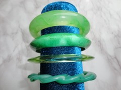 LOT OF 4 VTG ESTATE MARVELED GREEN LUCITE FLYING SUCER TWISTED BANGLE BRACELETS