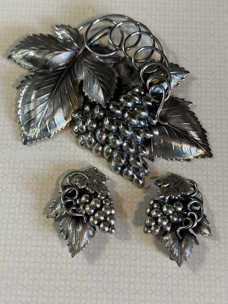 NAPIER SIGNED PARURE SILVER PLATE LEAVES & GRAPES BROOCH & CLIP EARRINGS