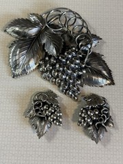 NAPIER SIGNED PARURE SILVER PLATE LEAVES & GRAPES BROOCH & CLIP EARRINGS