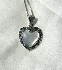 VTG Mother Of Pearl/Marcasite 925 Silver Petite Heart Pendant 20mm Wide w/Chain