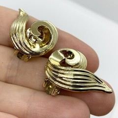 VTG EARRINGS KRAMER MODERNIST SWIRL THICK SHINY GOLD TONE HUGGIE CLIMBER CLIP