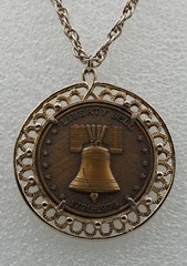 Gold-Tone Necklace Bicentennial Liberty Bell Double Sided Pendant 1776-1976 24″