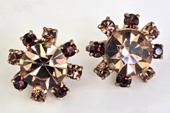 Vintage Austria Champagne & Brown Rhinestone Gold Tone Screw Back Earrings 3/4″