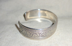 vtg 925 Sterling Silver Bangle Bracelet with Himalayan Nepal Filigree Motif 8″