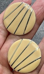 Vintage 1.1” Cream Colored Silver Tone Metal Abstract Retro Clip Earrings