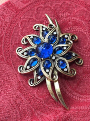 Trifari Vintage Gold Tone Blue Cabachon Stone Rhinestone Brooch 3 1/2″ SCARCE