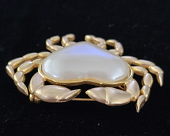 Vtg Lot Gold Tone Nautical Charm Bracelet Sea Turtle & Faux Pearl Crab Brooch