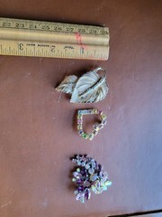Vintage BSK Brooch Pin Gold Tone Leaf-Signed/heart/purple Tones Stones Brooches