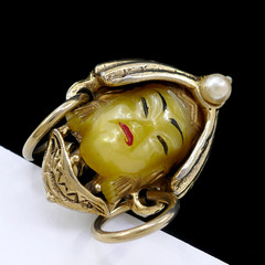SMALL VINTAGE SELINI SELRO ASIAN PRINCESS LUCITE FACE GOLD-PLATED PIN BROOCH