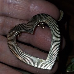VINTAGE BROOCH, PENDANT, EARRINGS LOT X 9 PCS JUDY LEE(NEEDS PIN) MONET GOLD FI