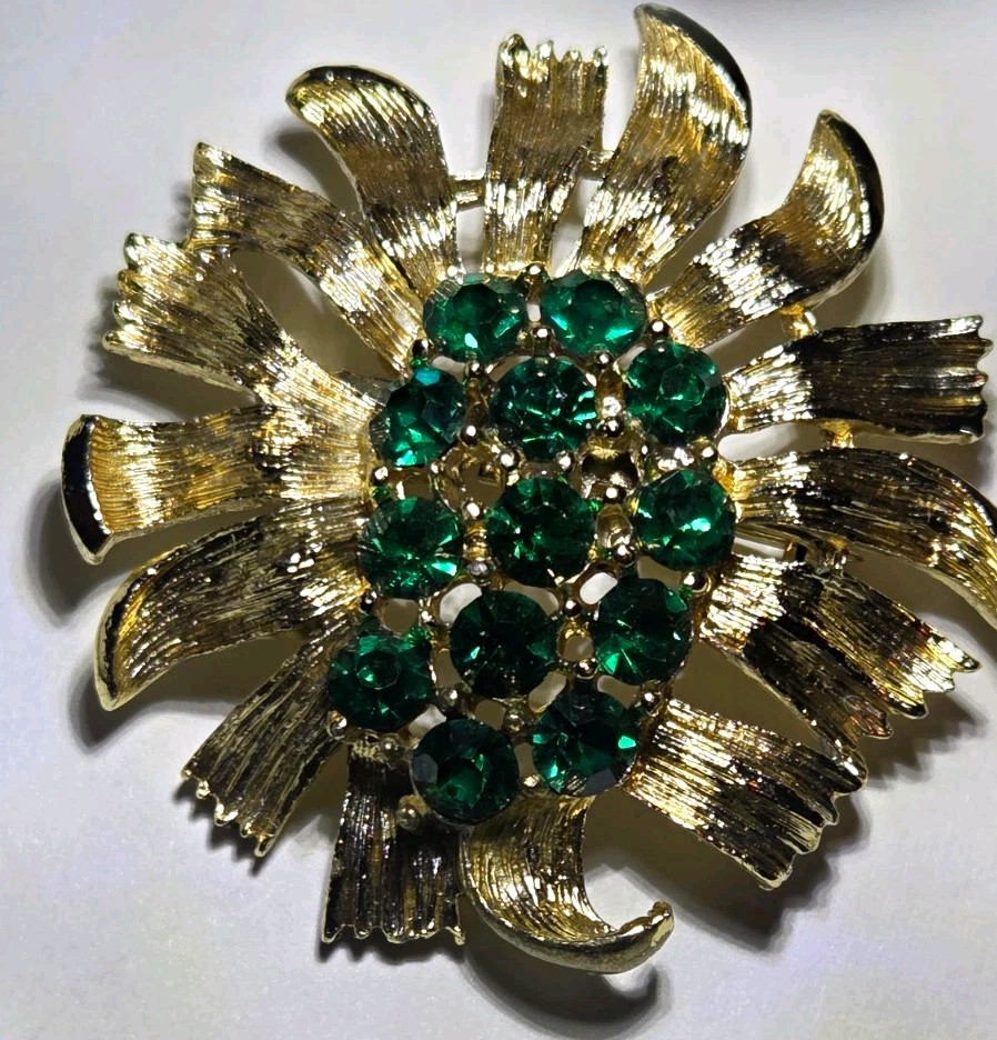 Vintage Gold Tone Flower Brooch Pin Green Round Rhinestones Flowers & Plants