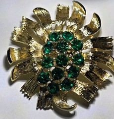 Vintage Gold Tone Flower Brooch Pin Green Round Rhinestones Flowers & Plants