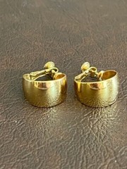 Vintage Gold Tone Napier Wide Hinged Clip on Hoop Earrings 1″ Costume Jewelry