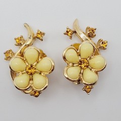 Pale Yellow Thermoset Flower w Orange Rhinestone Gold Tone Clip On Vtg Earrings
