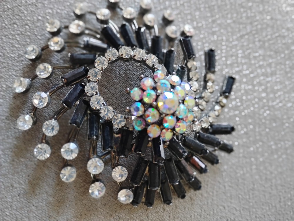 UNSIGNED VTG 1970’S SWIRL RHINESTONES AB CRYSTALS-BROOCH PIN-JAPANED FINISH