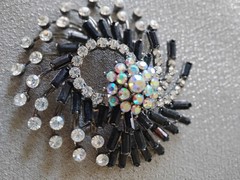 UNSIGNED VTG 1970’S SWIRL RHINESTONES AB CRYSTALS-BROOCH PIN-JAPANED FINISH