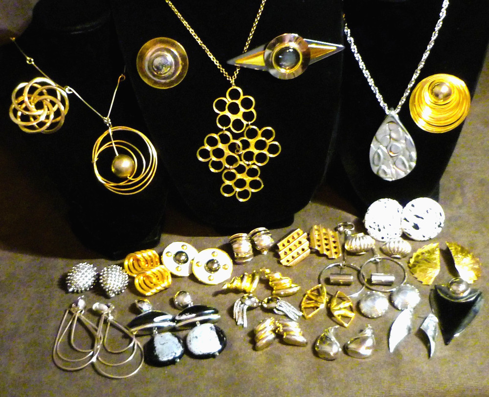 26 Piece LOT MID CENTURY MODERN VINTAGE UNIQUE Statement Making JEWELRY LOT