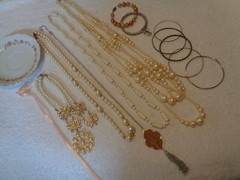 VINTAGE MONET & MARVELLA FAUX PEARLS BRACE, W MODERN JEWELRY RETRO PLATE ETC LOT