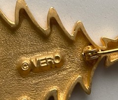 VINTAGE VERO CHRISTMAS TREE PIN BROOCH GOLD TEXTURED SIGNED MCM HTF 70s 31