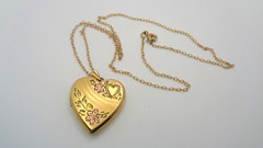Beautiful Vintage Gold-Filled Etched Heart Photo Locket & Chain Necklace
