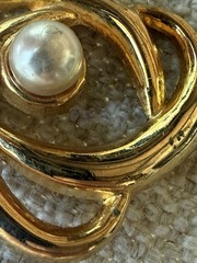 VINTAGE AAI CLASSIC GOLD KNOT WITH FAUX PEARL BROOCH PIN