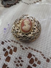 Ornate Cameo Locket / Perfume Holder Round Gold Tone Vintage Unbranded 1.5″