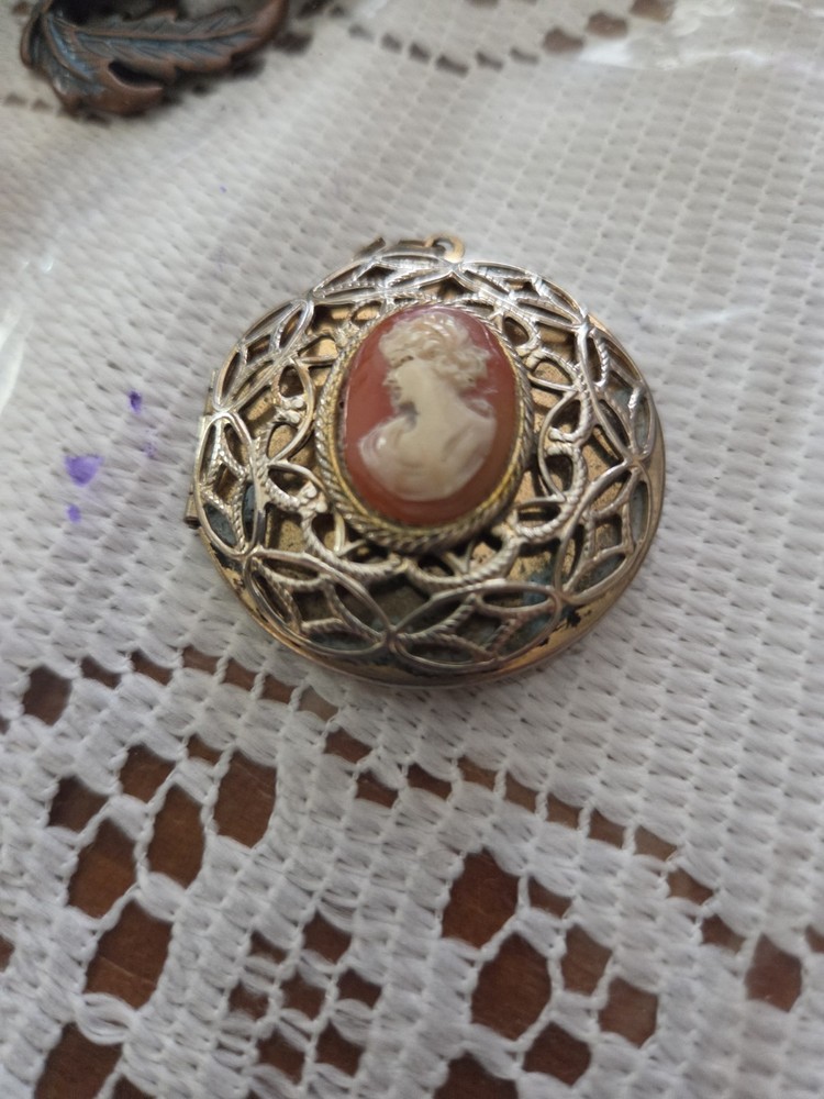Ornate Cameo Locket / Perfume Holder Round Gold Tone Vintage Unbranded 1.5″