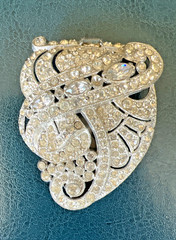 VINTAGE ART DECO 1930’s 40’s RHINESTONE FUR CLIP 2″ long x 1 1/2″ wide