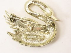 Gerry’s Swan Brooch Pin Gold Tone Vintage Signed D5764
