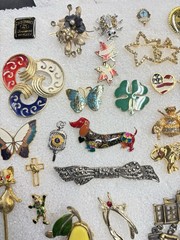 Estate Find Lot Of Assorted Pins/Brooches.