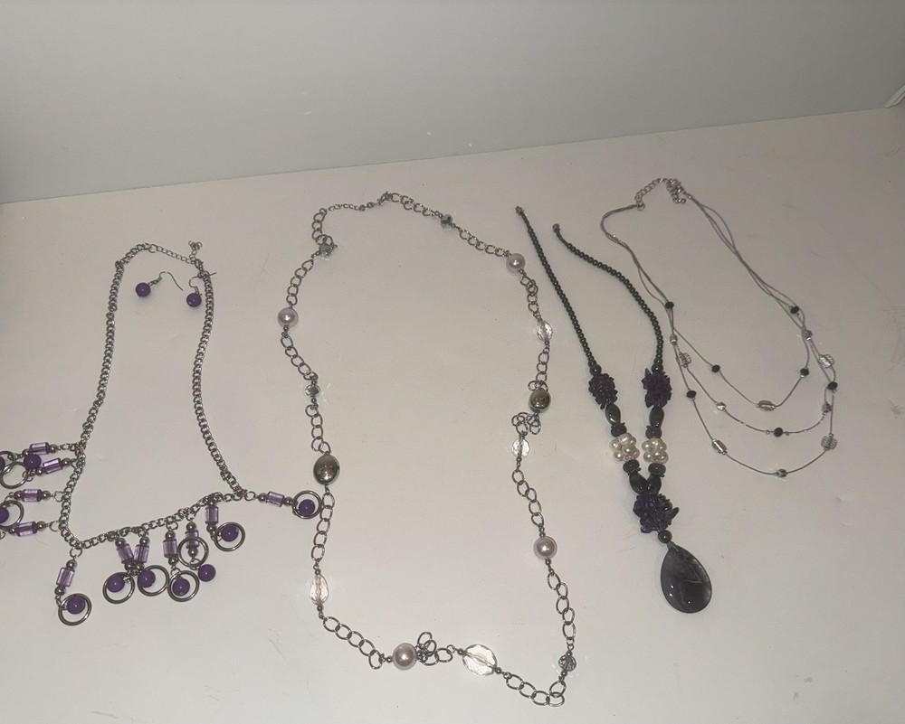 Costume Jewelry Lot 4 Necklaces, 1 Pair Matching Earrings