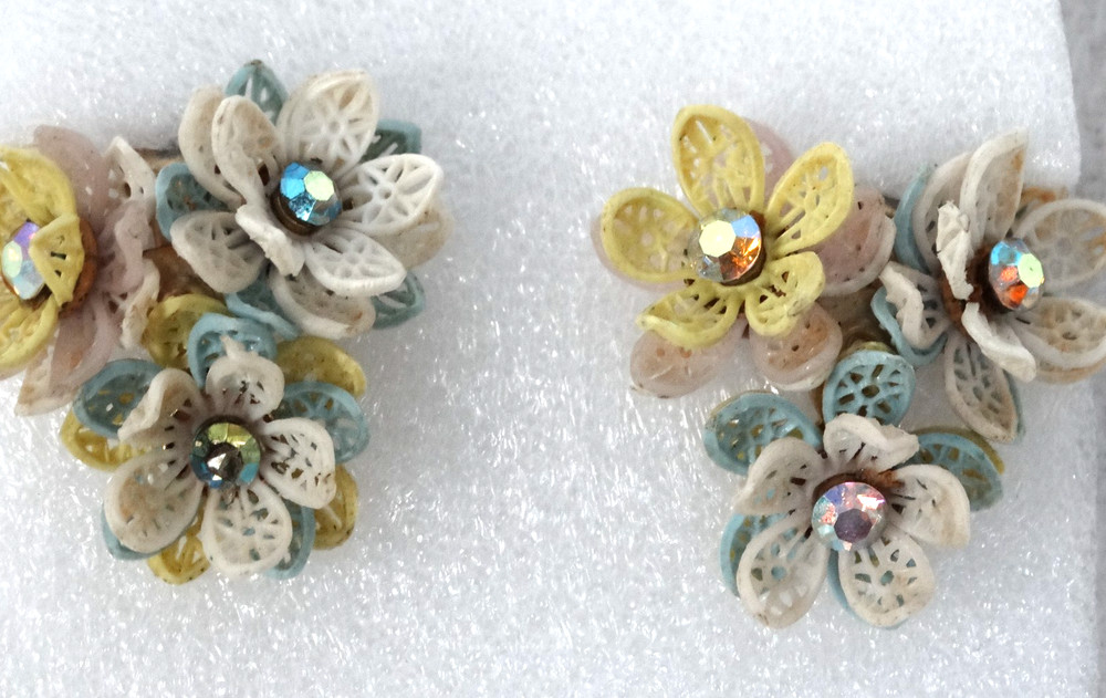 1950’s Retro Rockabilly Plastic Flower Cluster Clip On Earrings Aurora Borealis
