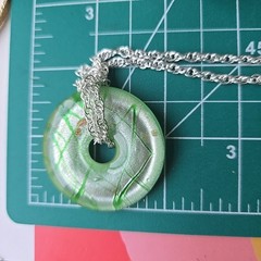 Vintage Art Glass Circle Pendant Chain Necklace 32″L