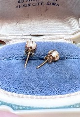 LOVELY Vintage 14 Kt. Yellow Gold Lustrous White Round Pearl Stud Earrings