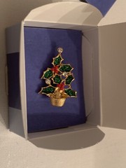 New -AVON Christmas Holly Tree Signed NINA RICCI Brooch 1.5 In