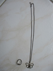 VINTAGE SARAH COVENTRY BUTTERFLY PENDANT NECKLACE SILVERTONE 18″ & RING